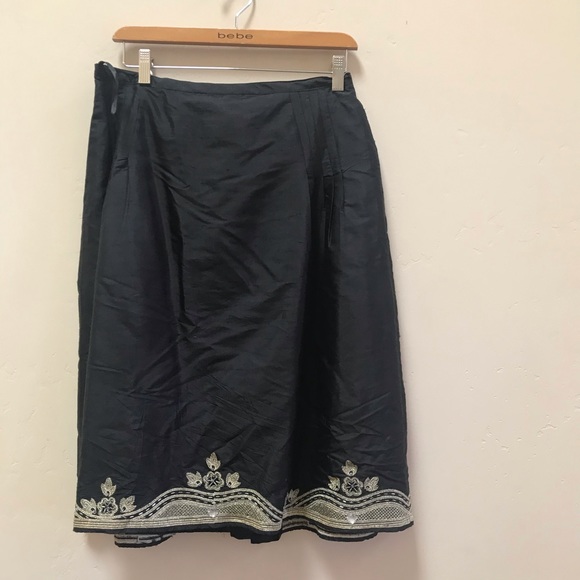 ☘️Black 100% Silk Skirt With Gold Thread - Picture 2 of 7